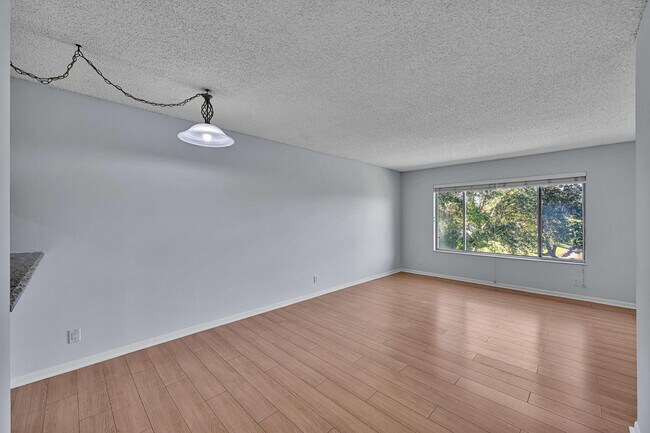 Foto del edificio - 906 Twin Lakes Dr