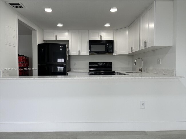 Building Photo - 4174 Inverrary Dr