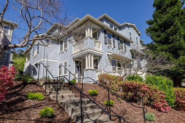 Building Photo - 3 Bed / 2.5 Bath beautiful end unit townhome with tons of upgrades. YouTube Tour!!