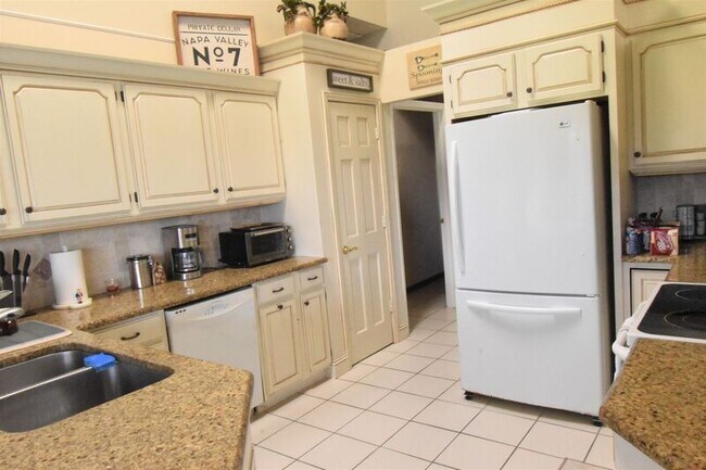 Building Photo - 727 Red Wing Dr