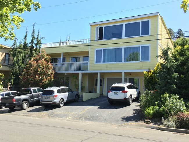 A una calle del agua, camine hasta el centro de Kirkland. - 714 1st St S