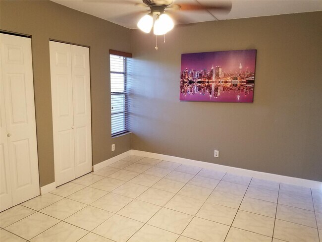 Building Photo - 10009 Twin Lakes Dr