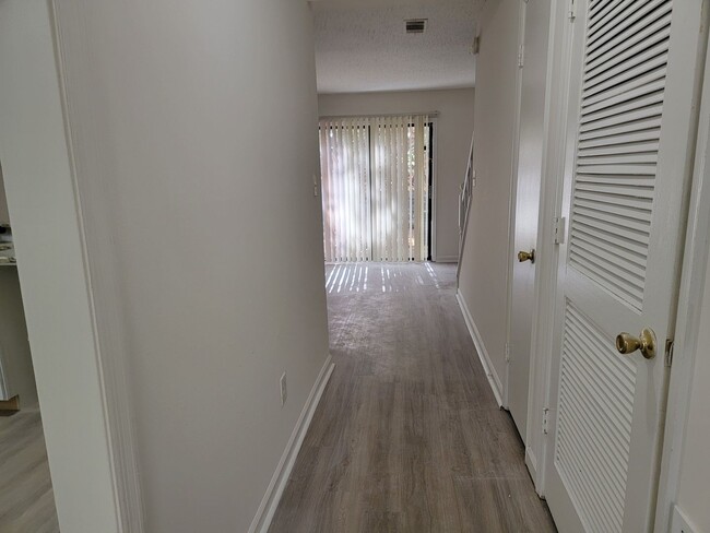 Foto del edificio - Quiet Cul-de-Sac Townhome -Recently Updated -