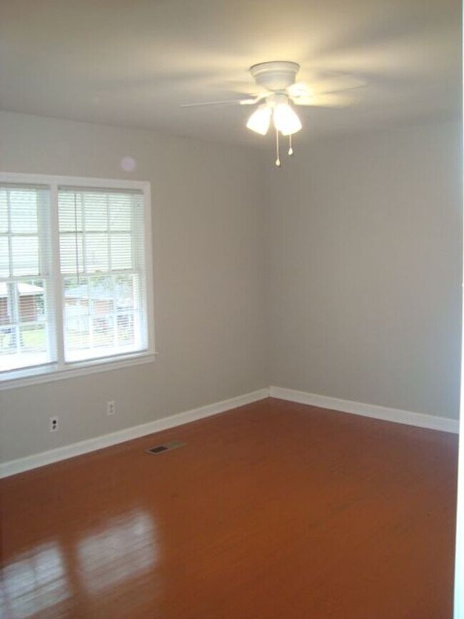 Foto del edificio - Charming two bedroom and one bath home available to rent