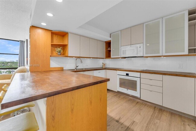Foto del edificio - 1000 Parkview Dr