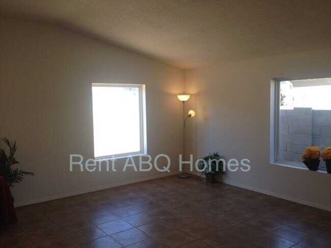 Foto del edificio - 4 Bed, 2 Bath Home in SW Albuquerque
