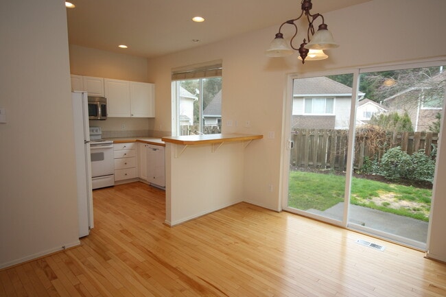 Building Photo - Clean Maple Valley Home!