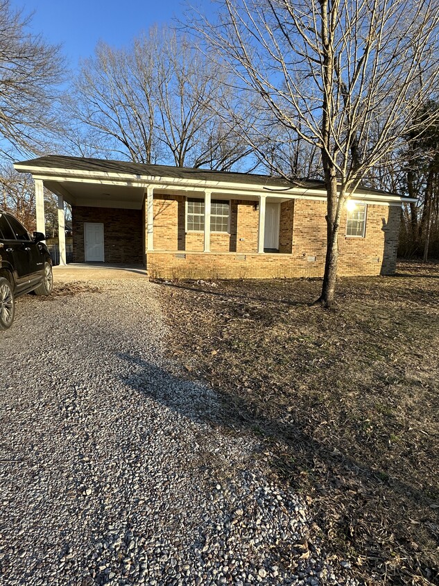 Foto principal - 3br, 1 ba, brick, fenced yard, outside sto...