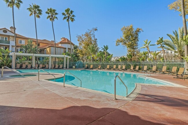 Foto del edificio - Remodeled River-View Corner Unit with Oversized Patio