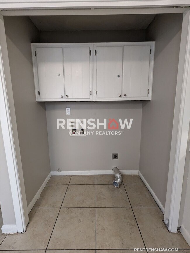 Foto del edificio - 4992 Holly Ridge - 3 Bed / 1 Bath - Half O...