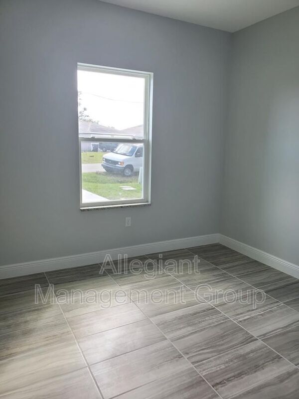 Building Photo - 521 Albatross Dr