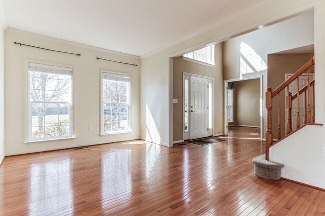 Building Photo - Spacious & Bright 5bd/3.5 SFH in Leesburg!