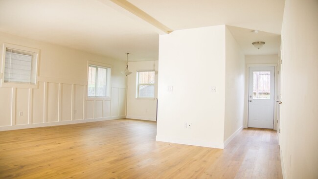 Building Photo - SPACIOUS 3 BEDROOM POULSBO HOME FOR RENT; ...