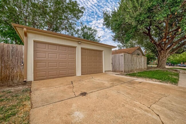 Building Photo - 9103 Twin Hills Dr