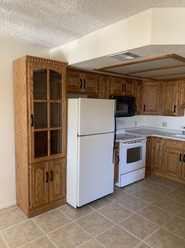 Building Photo - Upper Level 2 bedroom 2 bath condo in Rock...
