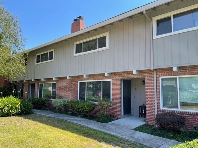 Building Photo - 2 bedroom, 2.5 bath 2 story condo now avai...