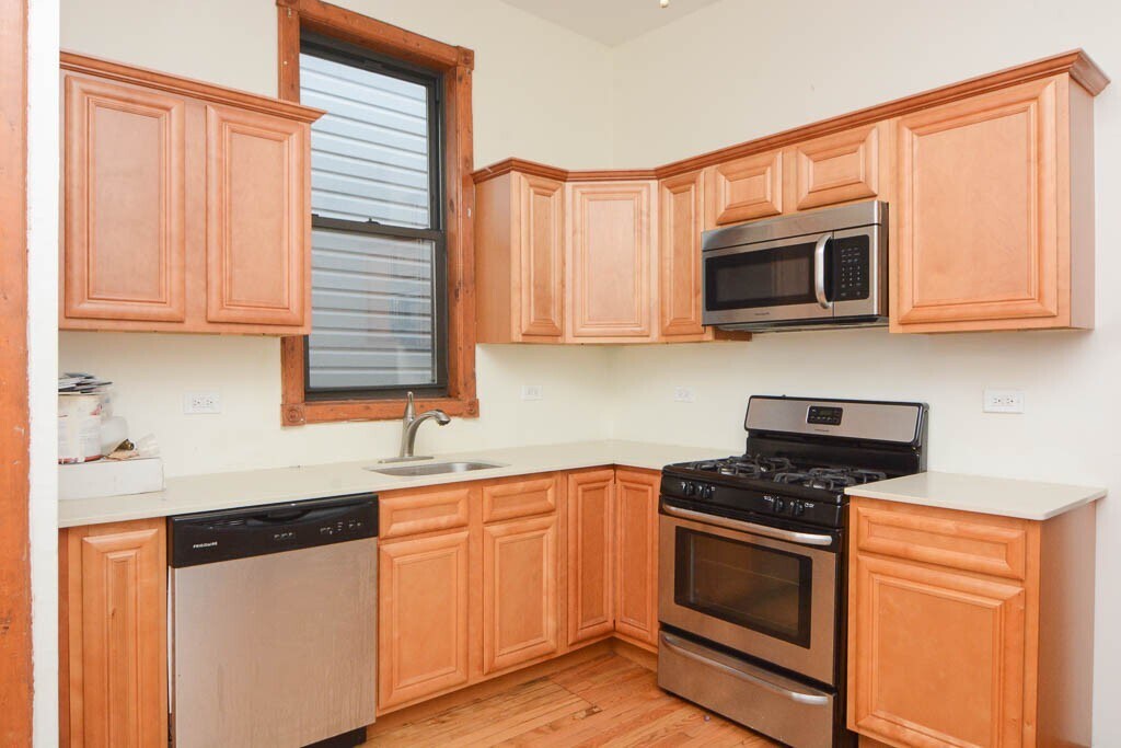 Primary Photo - 2827 N Milwaukee Ave