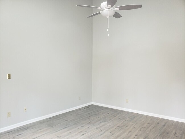 Foto del edificio - Walk to Lake Johnson. West Raleigh one lev...