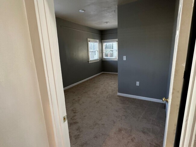 Building Photo - 5480 Vicente Way