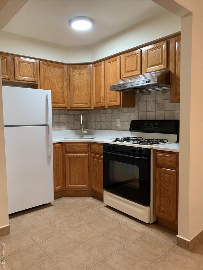 Building Photo - 84-17 Lander St