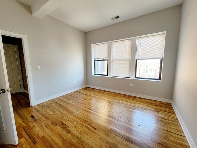 Foto del edificio - 3235 W Potomac Ave
