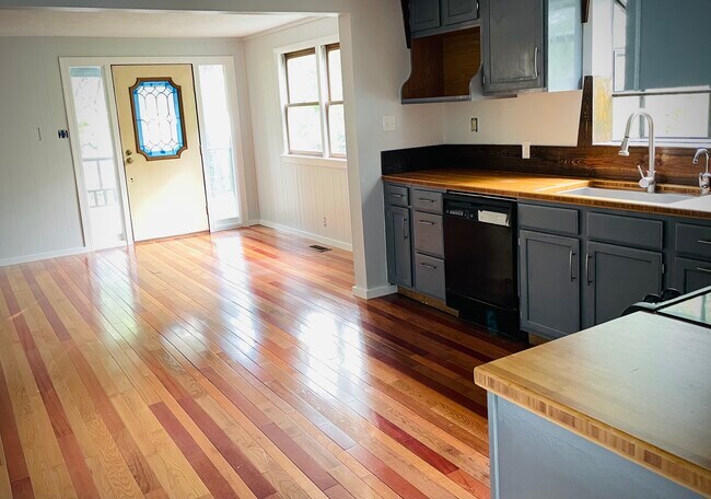 Foto del edificio - 406 Christian Creek Rd