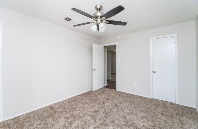 Foto del edificio - 2212 W Oakdale Rd