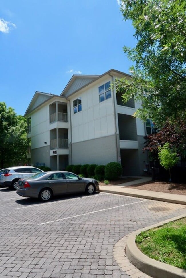 Building Photo - Melrose Heights - Studio Apartment in Wedg...