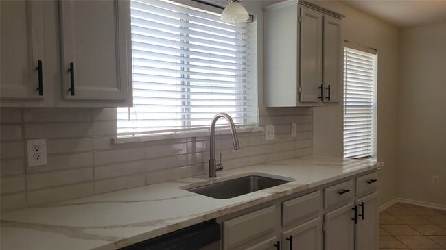 Foto del edificio - 5414 Carrington Dr