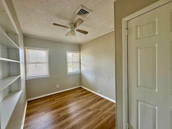 Building Photo - 1804 N Broadway St