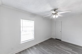 Building Photo - 151 Varsity Dr