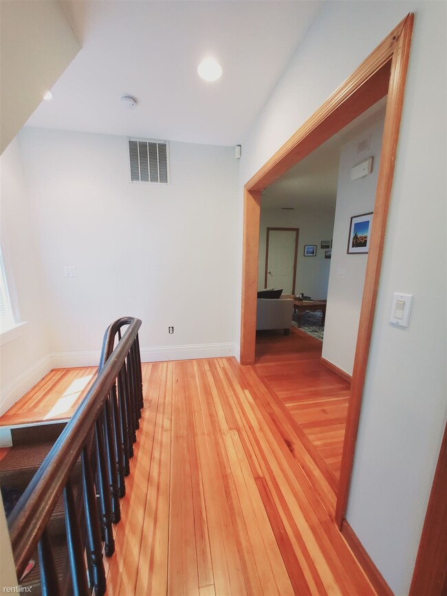 Building Photo - 1 br, 1.5 bath Condo - 28 Hoyt St Apt 1