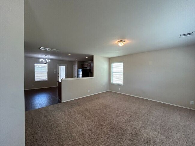 Foto del edificio - Spacious 3-Bedroom Home in a Convenient Lo...