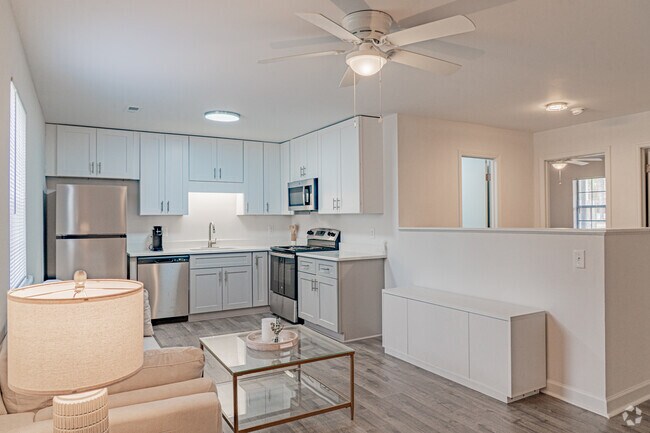 2 habitaciones, 1 baño - 750 pies cuadrados - Sala de estar - Brookfield at Lynndale