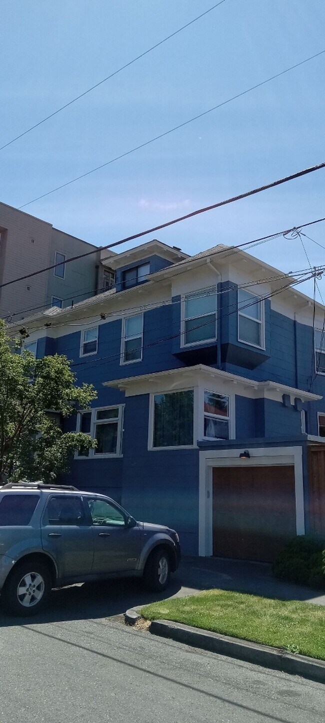 Foto del edificio - Spacious studio with hardwoods, lots of closet space and all dog friendly!