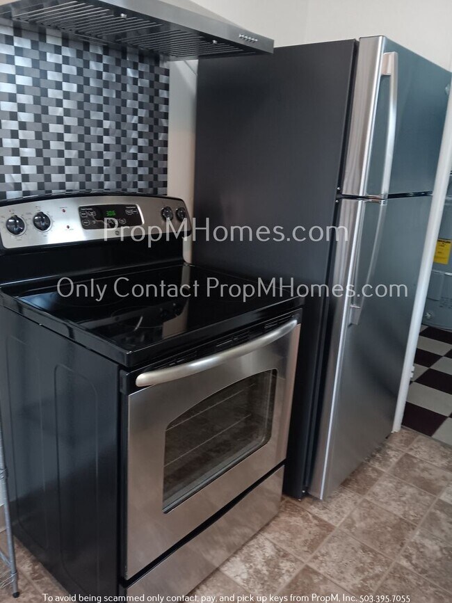 Building Photo - Charming Two Bedroom, One Bath Home Coming...