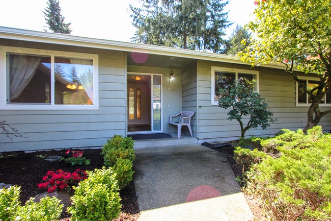 Building Photo - Beautiful Spacious Rambler in Kirkland! Gl...