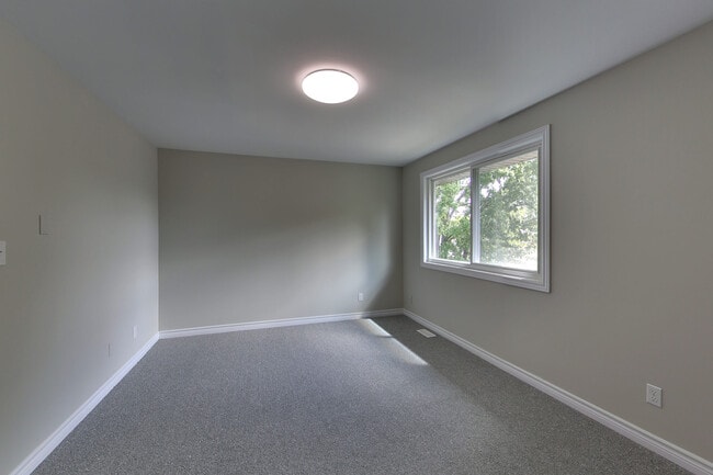 Building Photo - UPDATED 3 BED 1.5 BATH TOWNHOUSE IN CORUNNA, ONTARIO!