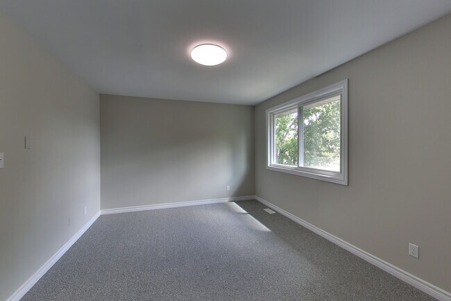 Building Photo - Updated 3Bed 1.5Bath Townhome in the Stunning Corunna, Ontario!