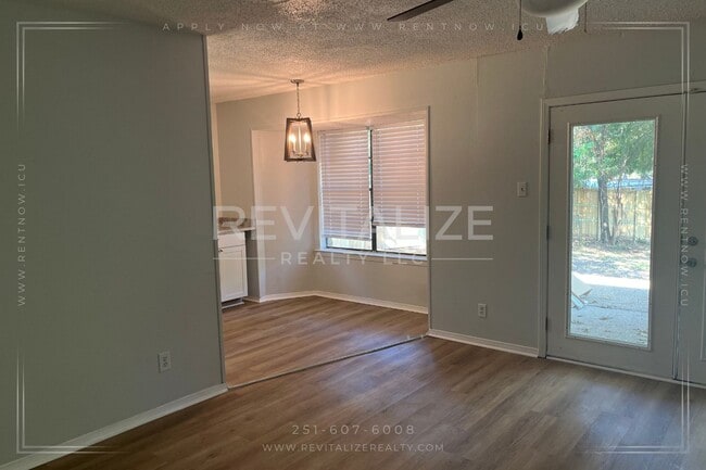Building Photo - Beautifully Remodeled 4/2 Home in West Mob...