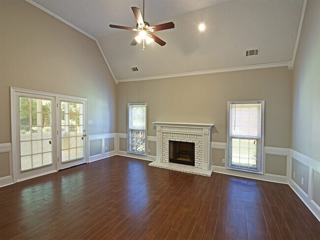 Foto del edificio - 3 Bedroom with Bonus, 2.5 Bathroom Near Lo...