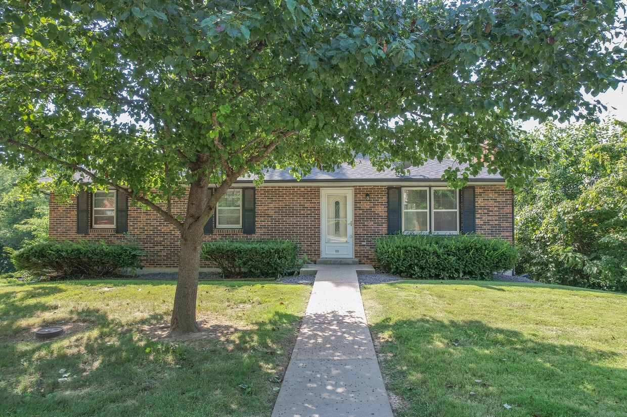 Primary Photo - 131 Cresent Dr