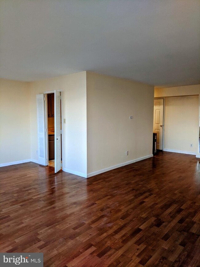 Foto del edificio - 9701 Fields Rd