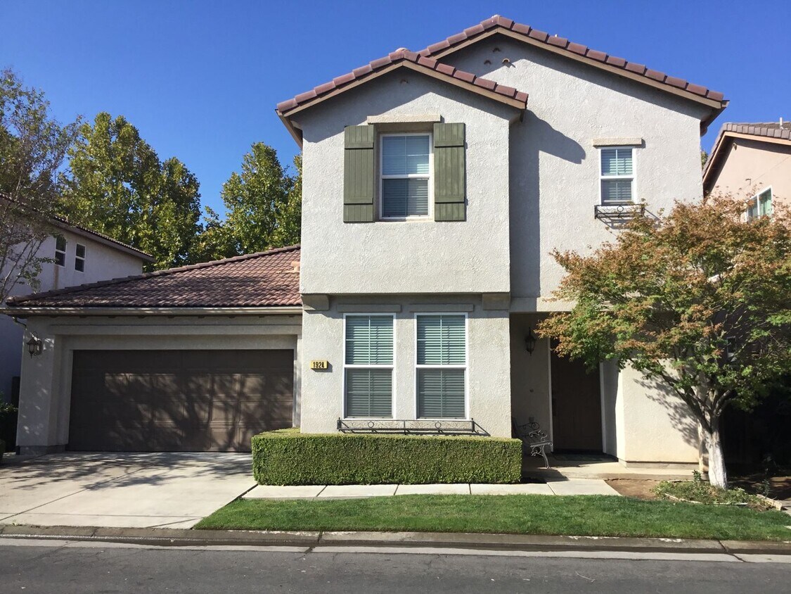 Foto principal - 1924 N Larose Ln