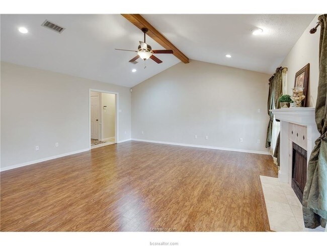 Building Photo - 606 Castlebrook Dr
