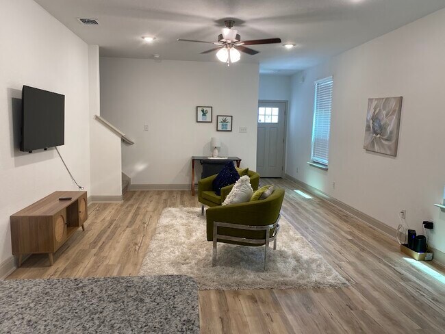 Living Room / Entry - 7511 Gramercy Way