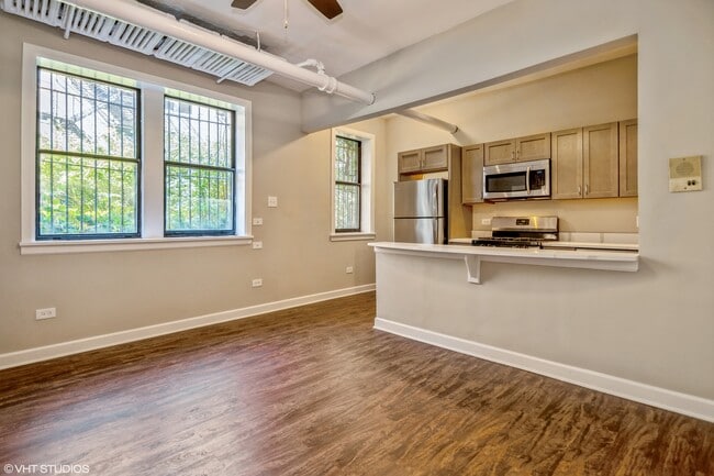 Building Photo - 644 W Wrightwood Ave