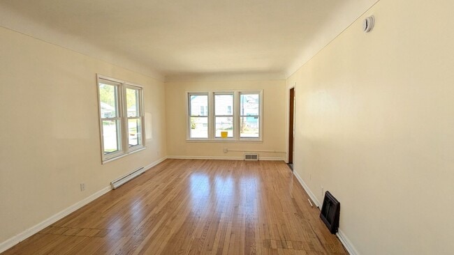 Building Photo - 969 Fleming- 2 bedroom house with basement and garage