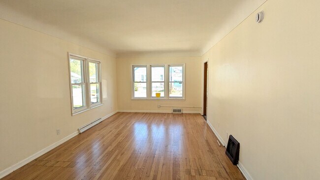 Foto del edificio - 969 Fleming- 2 bedroom house with basement and garage
