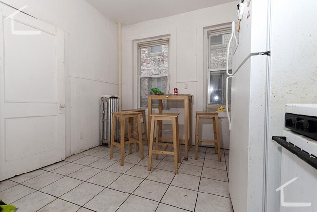 Building Photo - 3 Bed 1 Bath close to BU available 9/1